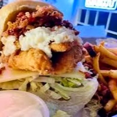 Chicken-Burger mit Salat, Nahaufnahme.